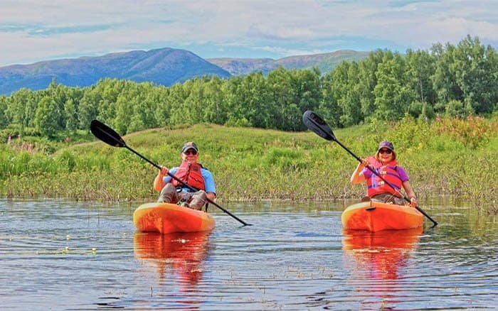Alaska couples kayak and lake retreat adventures with remote wilderness and sightseeing.